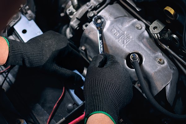 Nitrile-coated gloves are ideal for car repairs. They are oil-resistant, lightweight, and provide excellent grip, making them the best choice for mechanics.